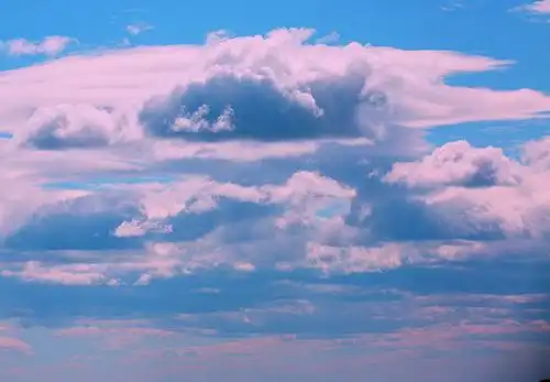 天空中变幻莫测的彩云