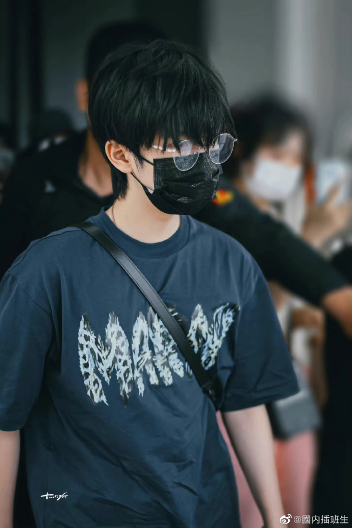 贺峻霖眼镜造型机场饭拍