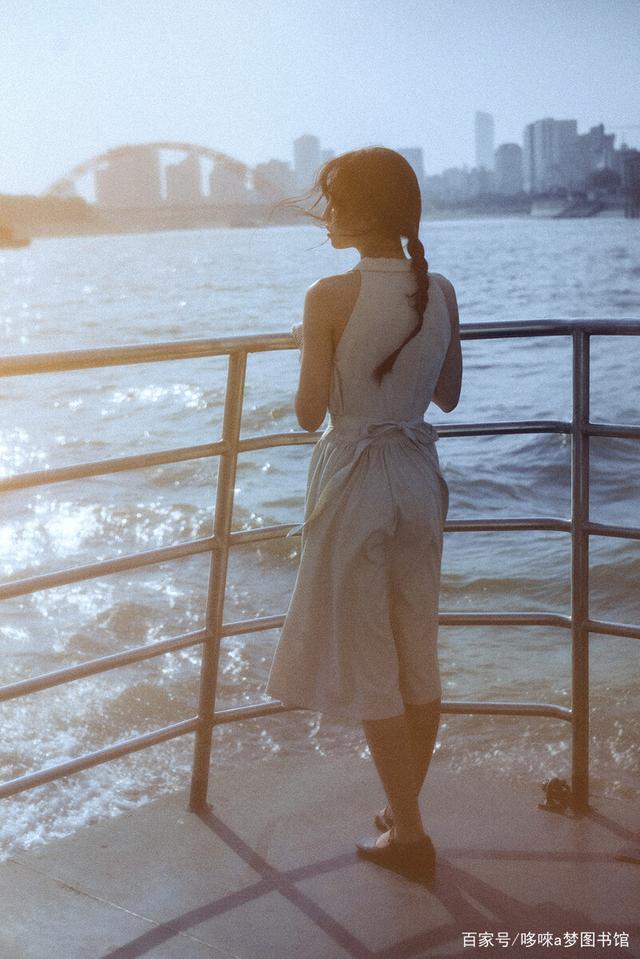 她在栏杆上凝望远方
