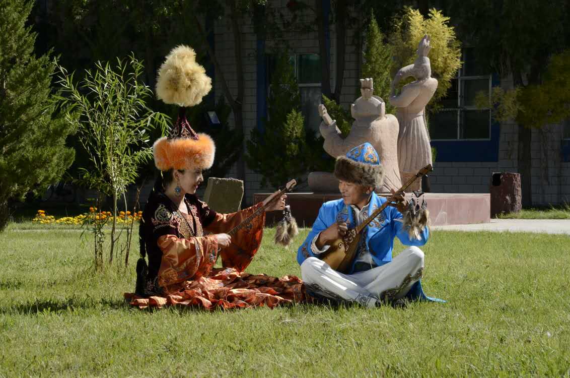 哈萨克族是一个朴实的民族,更是一个智慧的民族,体验哈萨克民俗文化就