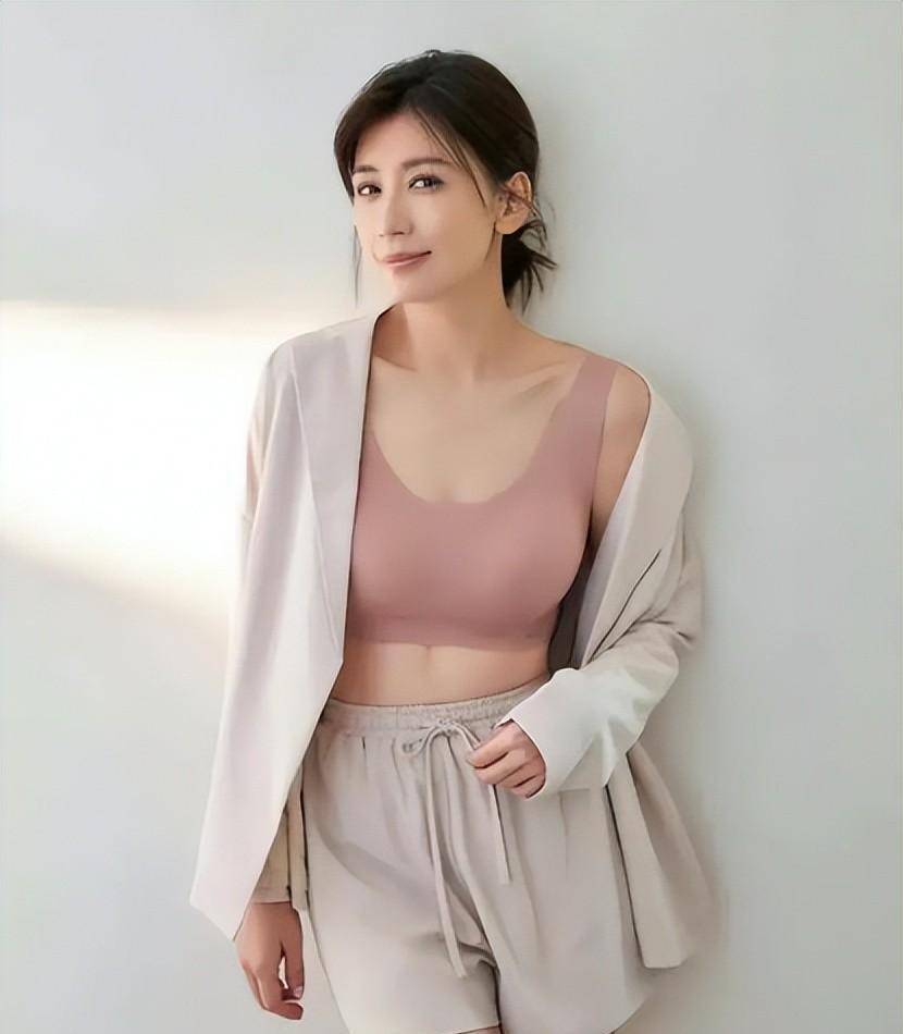 48岁贾静雯穿紫色深v礼服出席某品牌活动,皮肤紧致身材匀称_镜头_女儿