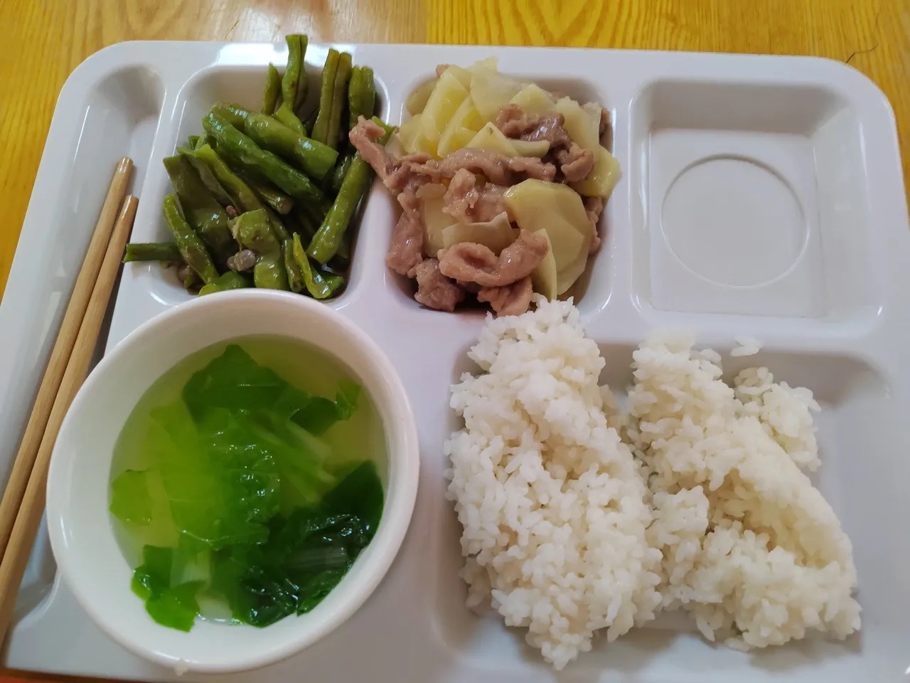 社区老人食堂一荤一素吃饱12元,你觉得实惠吗?