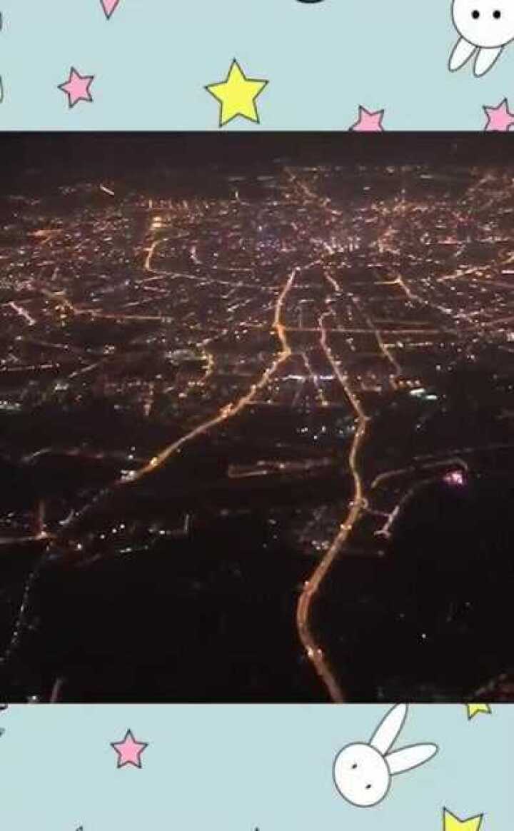 飞机上拍摄成都的夜景入目灯光璀璨高楼林立一座繁荣的大城市