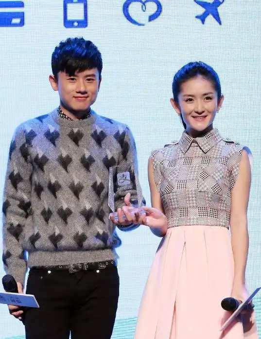 张杰谢娜带仨娃游迪士尼模范夫妻超恩爱十指相扣如热恋的情侣