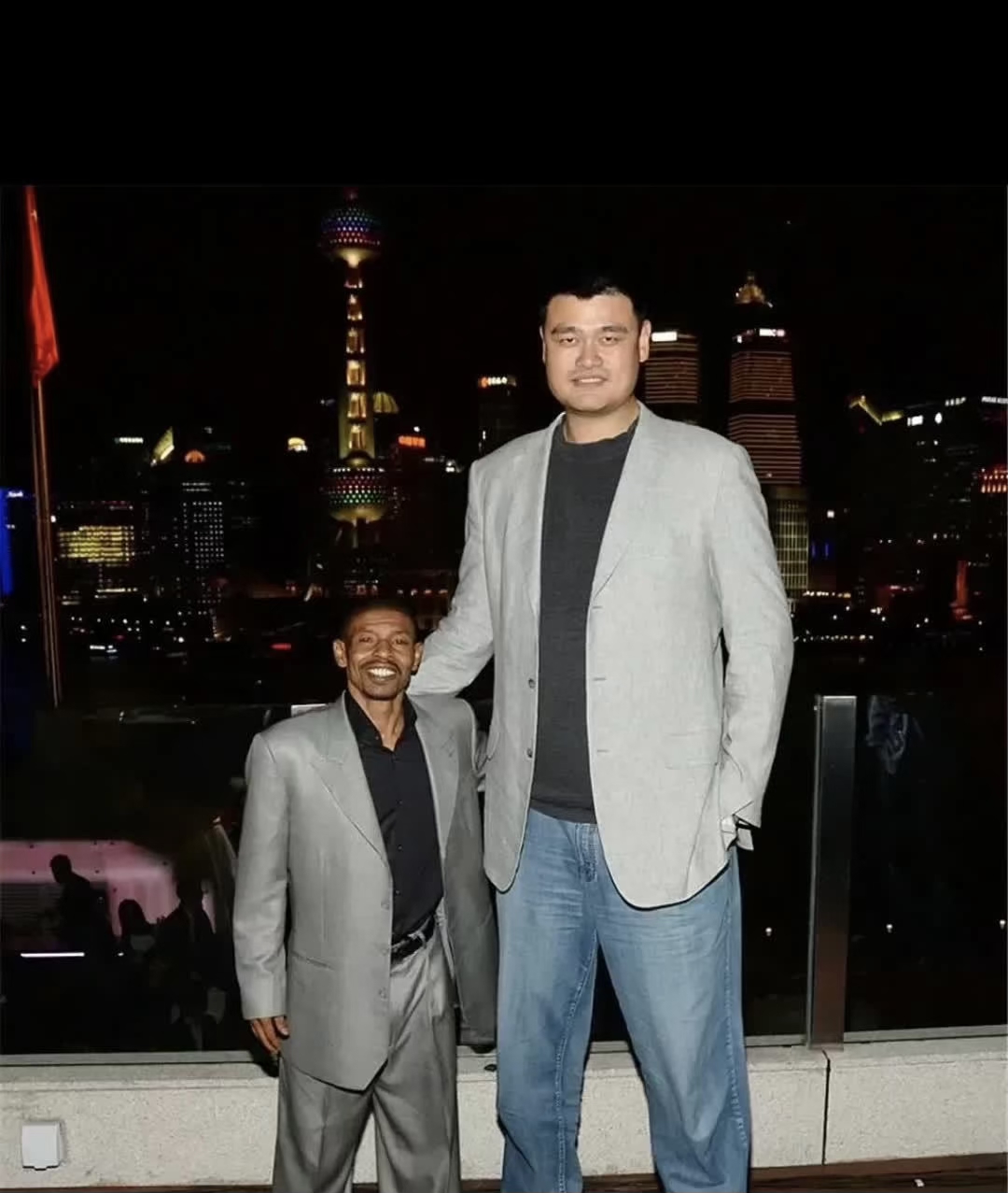 曾经nba最矮的博格斯,和曾经nba最高的姚明在上海外滩的一张合影
