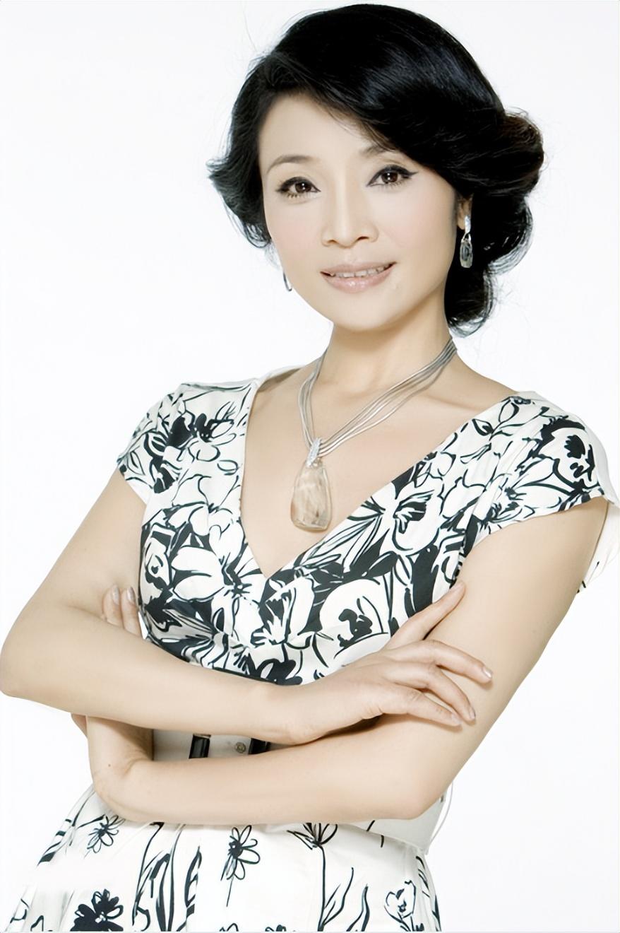 回顾歌唱家李丹阳57岁未婚送走父母后才想做个妈妈