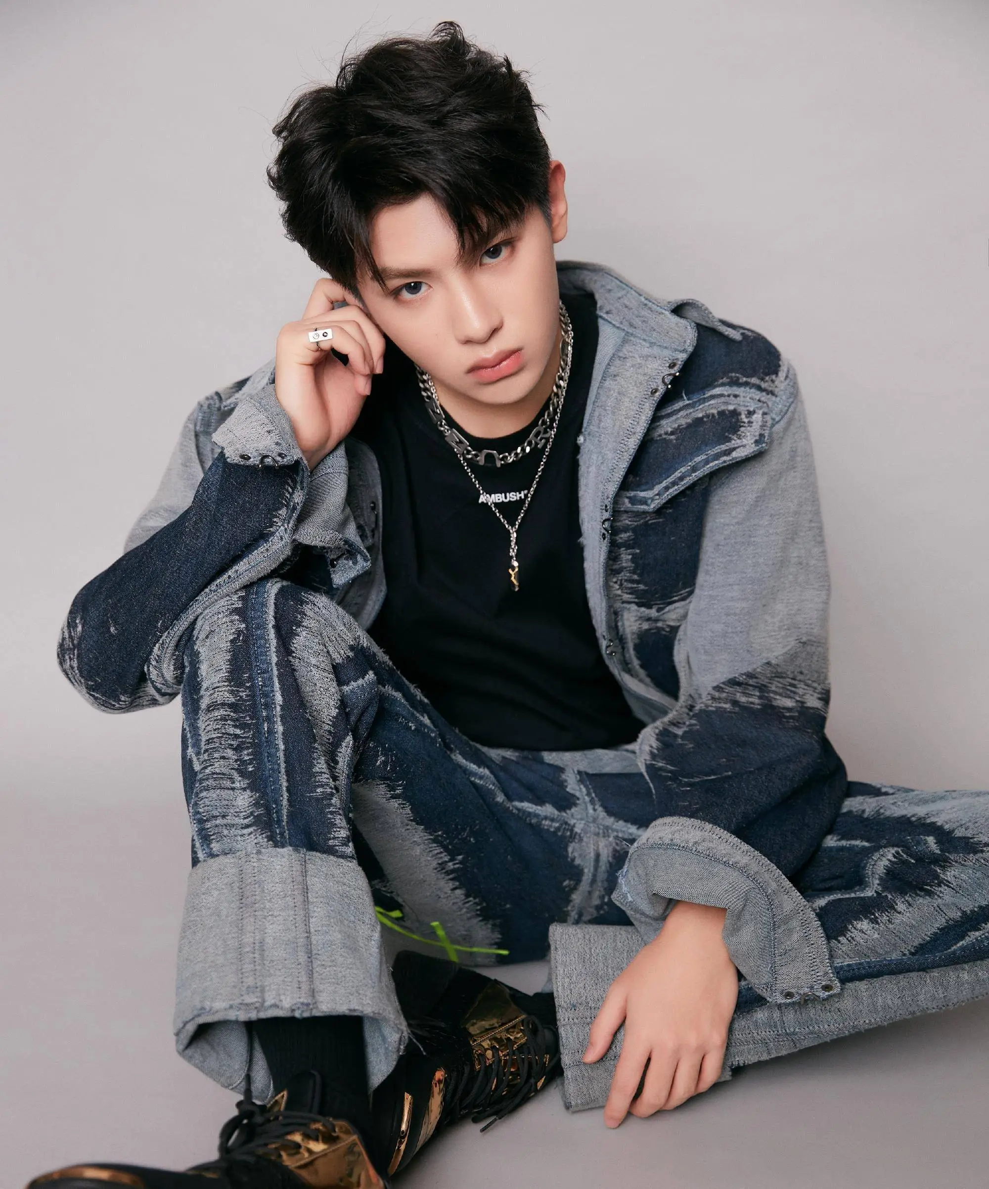 如果说黄明昊的照片中还有一丝稚嫩的话,那蔡徐坤绝对是氛围感男神的