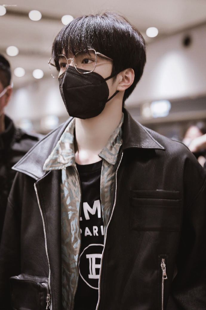 刘耀文皮衣眼镜造型