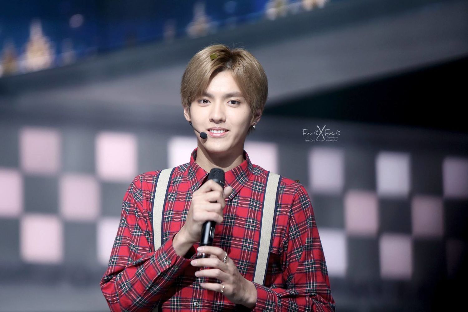 吴亦凡晒自己的新发型,网友却盯着他的脚说恶心!