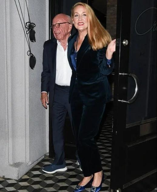 原创难怪邓文迪输了默多克63岁现任妻子美艳干练身高183气场强大