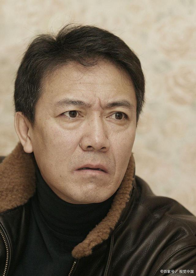 近来谍战题材剧《邮差》正在热播,老戏骨李幼斌塑造的特务头子谢乃恩