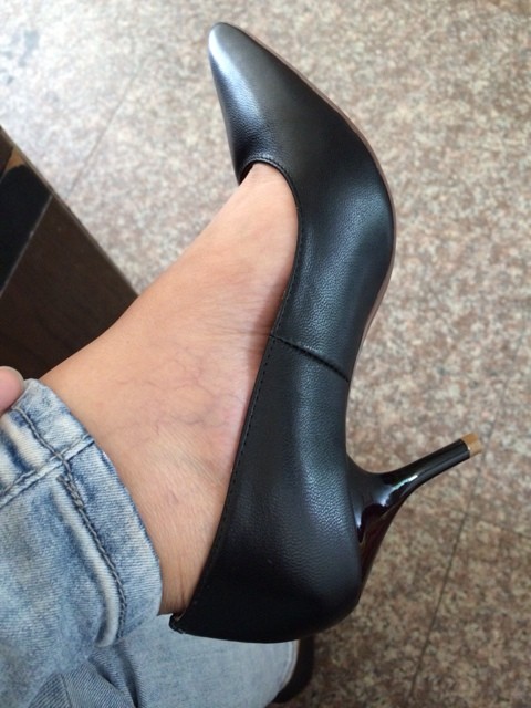 不穿袜子直接穿高跟鞋 脚会臭吗你们猜