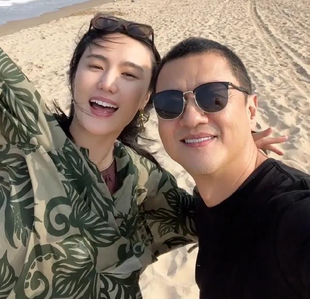 李亚鹏海哈金喜度假放松 欠债4000万案件仍在审理