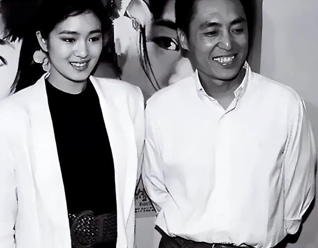 这个故事的主角,是中国著名导演张艺谋和坚韧的女性肖华