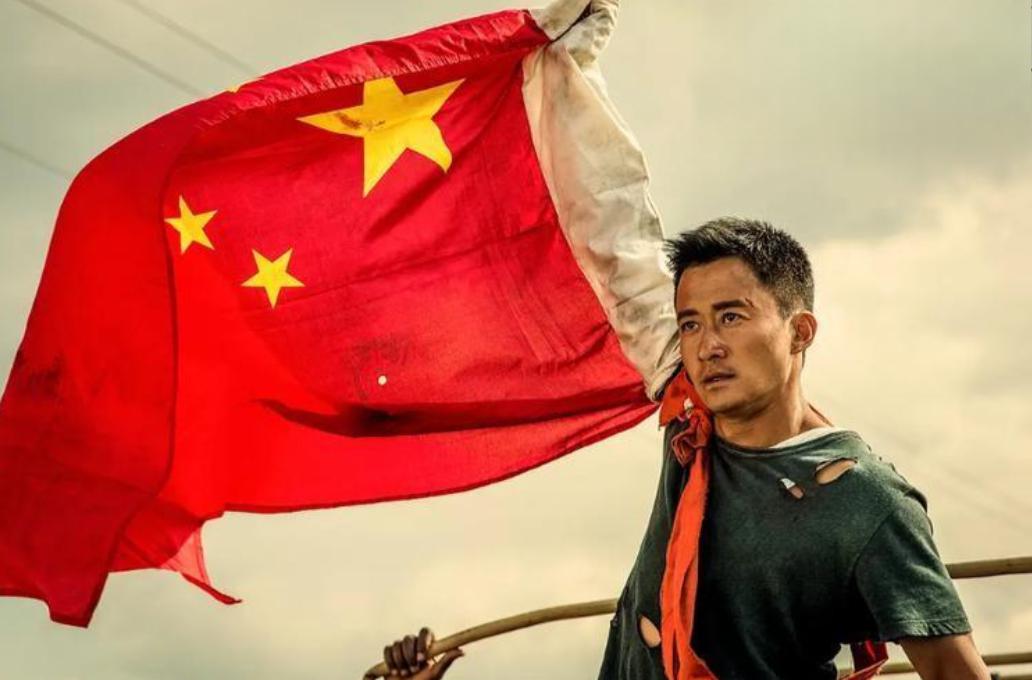 吴京晒军装照惹争议 吴京晒出军装照片引发争议,军装作为一种特殊的