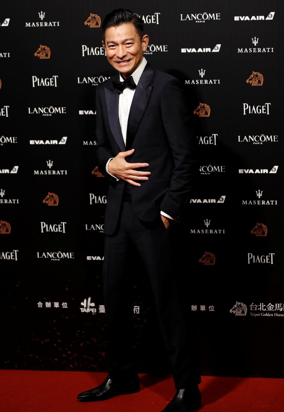 刘德华一身西装穿梭在街头!60岁状态好到惊人_华仔_照片_天王