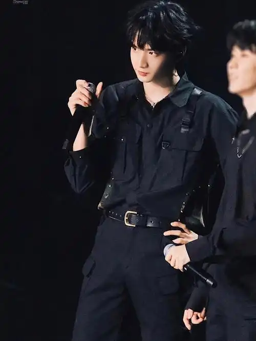 刘耀文舞台照  一直闪耀下去吧#刘耀文