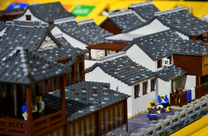 上海乐高乐园度假区迷你天地枫泾古镇模型亮相进博会!