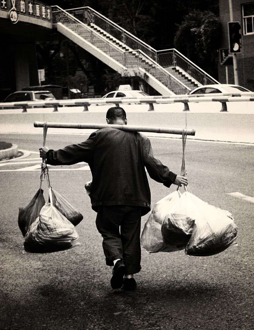 扛起的是生活的重担