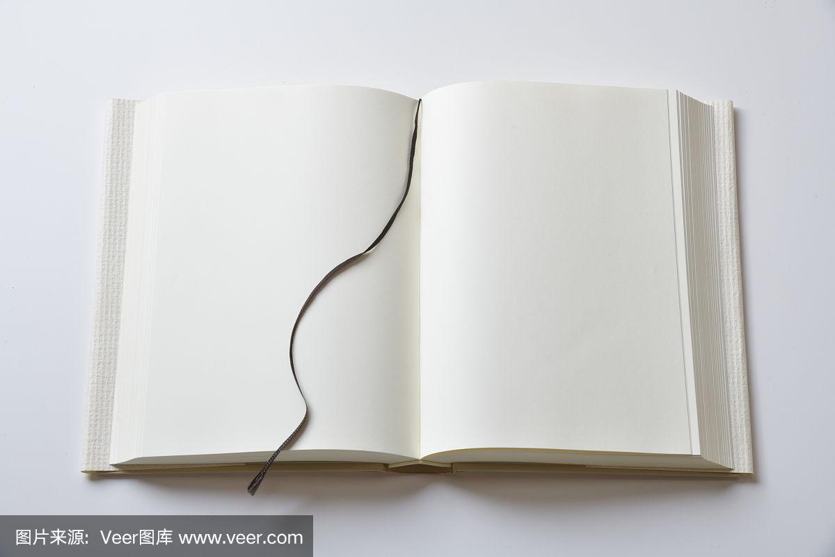 翻开的书的空白页,封面在白色背景上