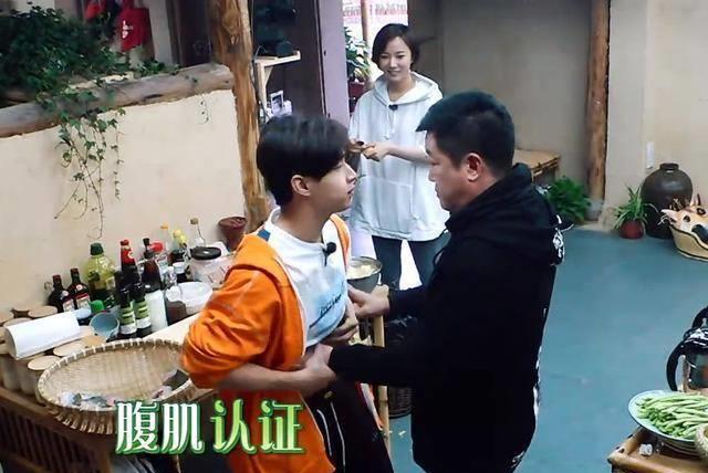 刘宪华极力讨好赵宝刚时,彭昱畅却在旁边默默做这件事,差距明显_黄磊