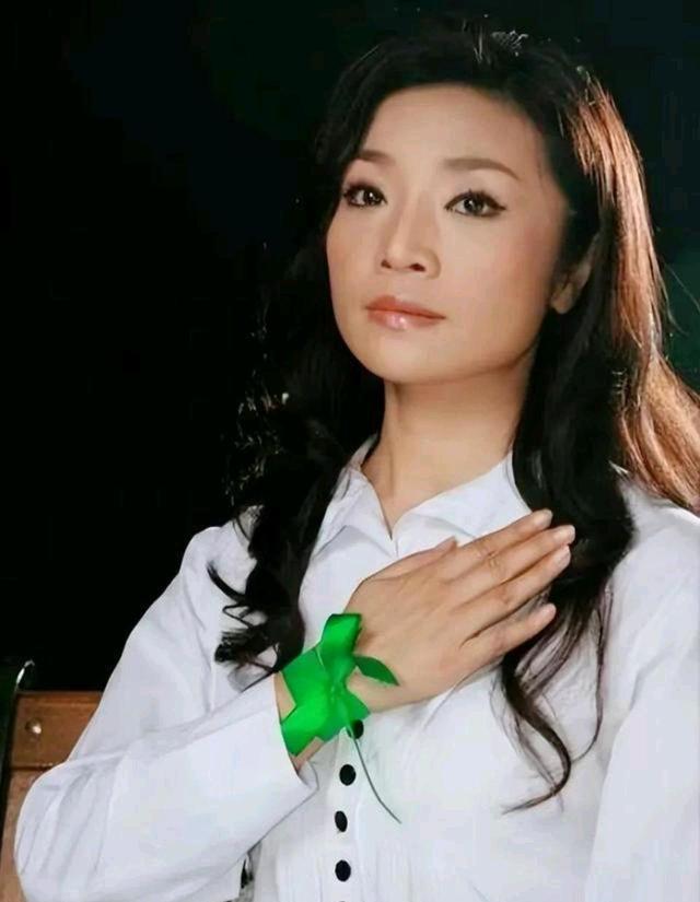 李丹阳是著名的高音歌唱家, 57岁仍然孤身一人.