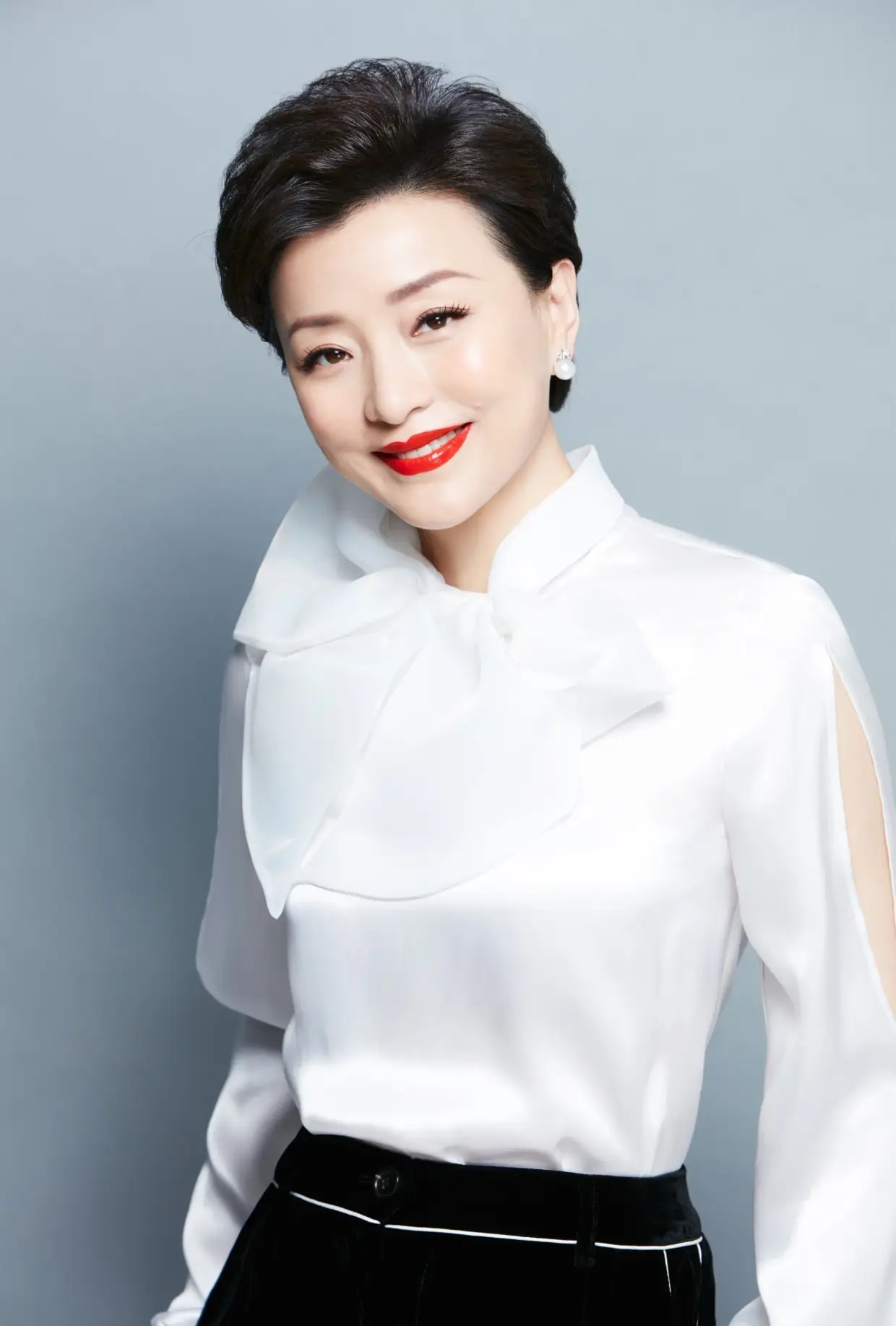 杨澜穿衣真胆大!身穿一袭大红色连衣裙高级优雅,显得明艳动人_西装裤