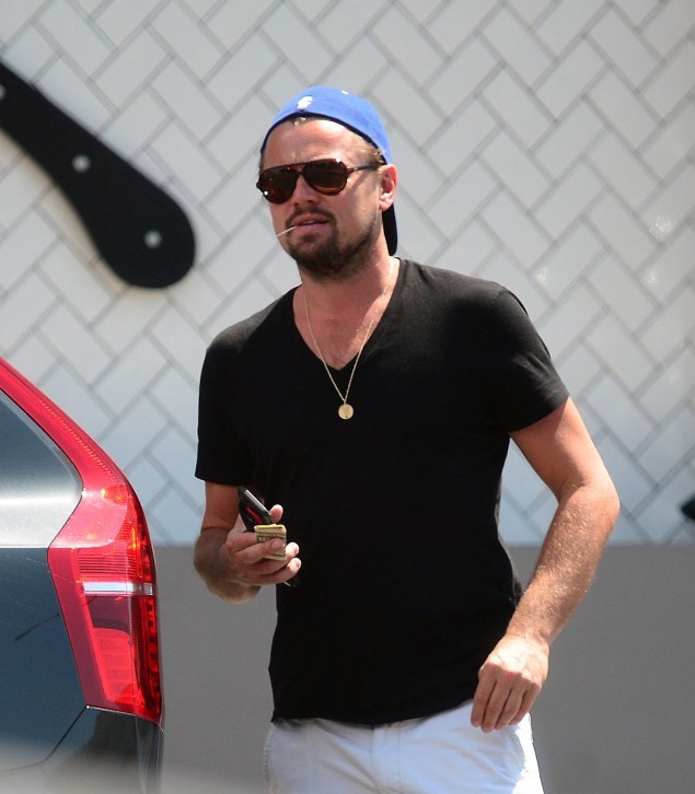 43岁奥斯卡影帝莱昂纳多最新街拍放飞自我 曾经的美少年转型成熟帅气