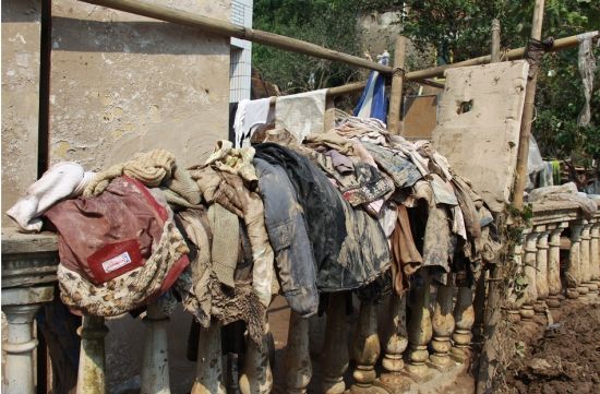 位于巴水河边的白衣镇老街,家家狼藉不堪,墙上晾着破旧的被褥和衣服.