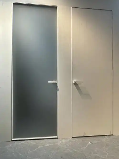 白色无框玻璃门