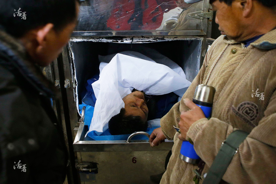 此时,他已经在医院冰冷的太平间里躺了7天.