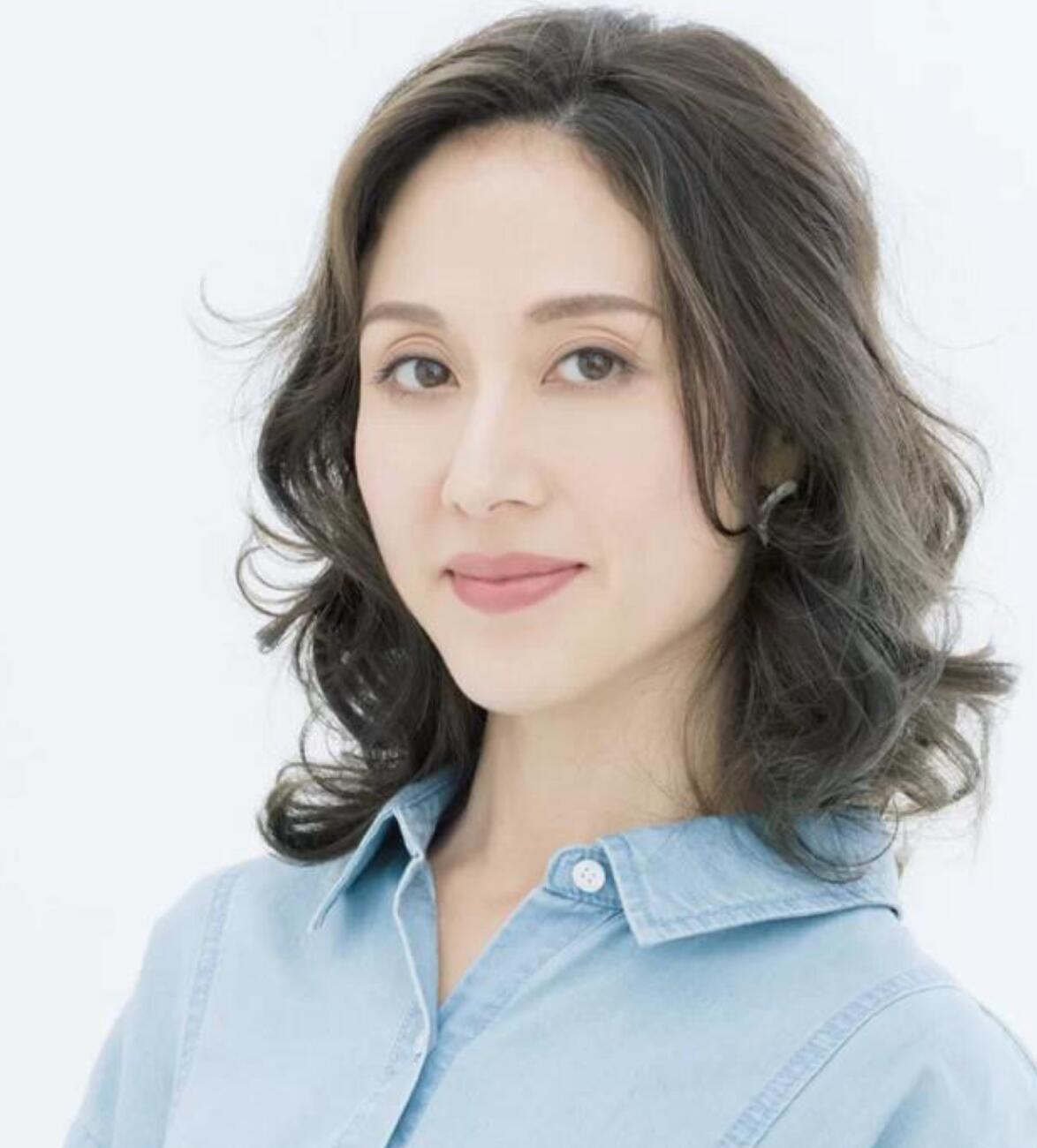 三四十岁的女人,头发不要留太长,今夏流行这4款卷发,很气质_发型_脸型