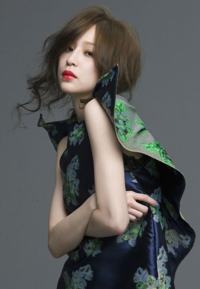 王心凌终于穿对了,身穿一件奶白色风衣亮相活动,秒变成青春少女_造型