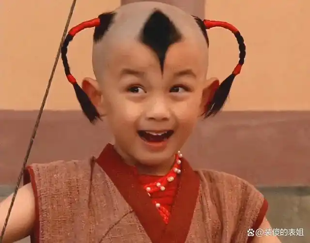 他演胡歌的小时候,胡歌在初次见到他就非常喜欢,经常抱着他一起拍照.