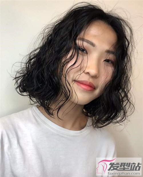 短发女生复古烫发 泡面头小爆卷超美_发型站_最新流行发型设计发型