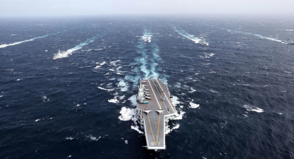 辽宁号航母编队海上训练,日本f-15j抵近侦察被歼-15驱离 日本自卫队有