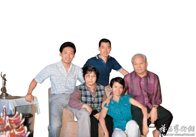 吴祖光,新凤霞,吴钢,吴欢,吴霜全家福.