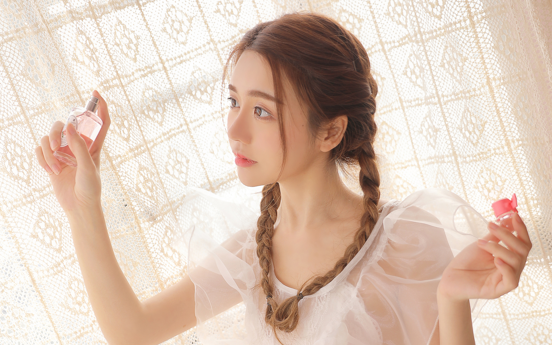 可爱马尾辫女生图片高清桌面壁纸