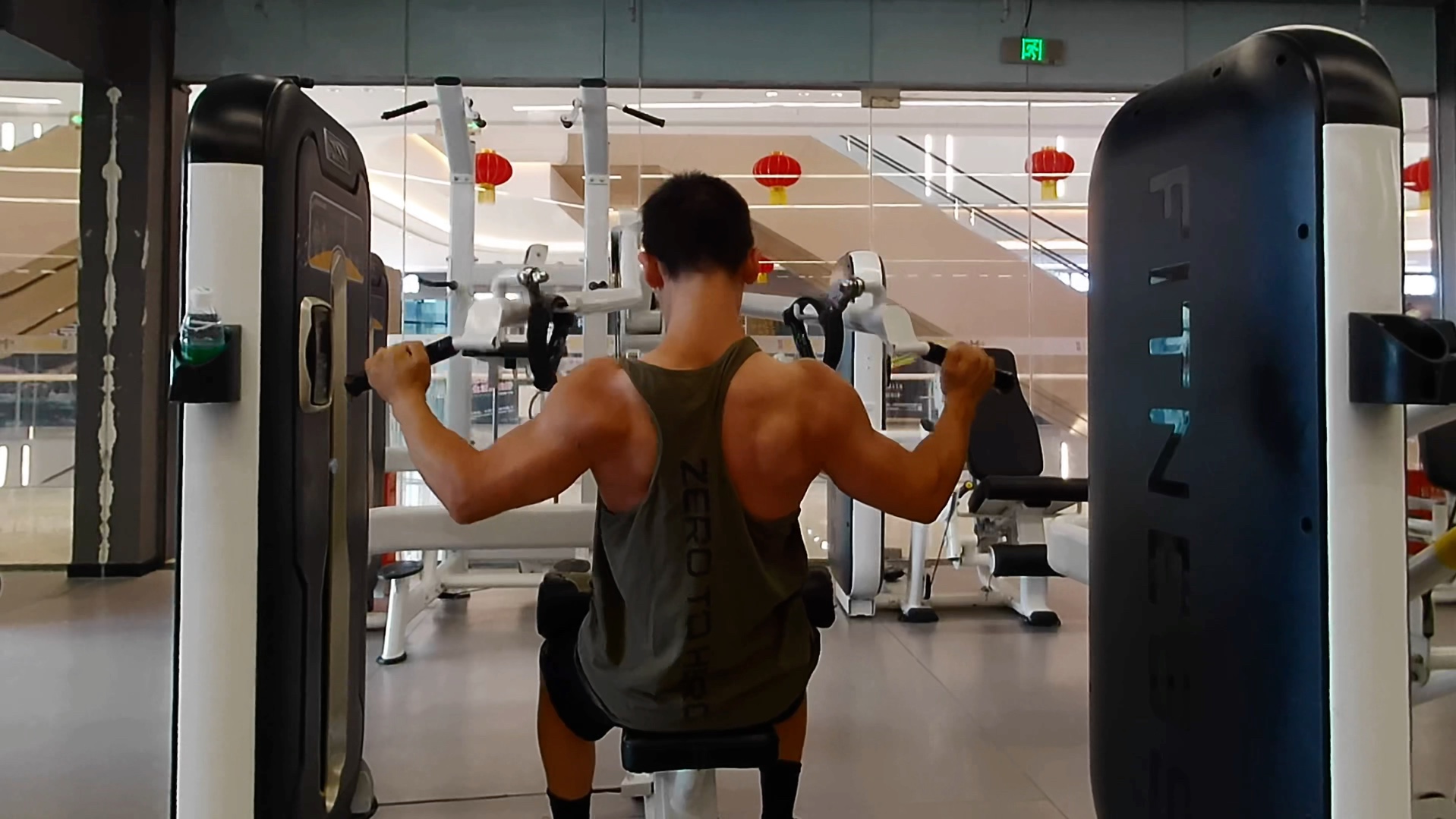 背影杀!健身房里的肌肉猛男引人注目!94911569♂15