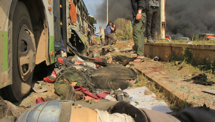 感人一幕!摄影师爆炸现场抢救受伤儿童 跪地痛哭