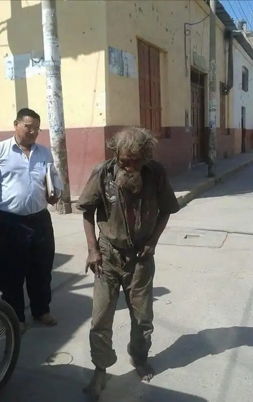 衣衫褴褛精神失常的83岁流浪老汉
