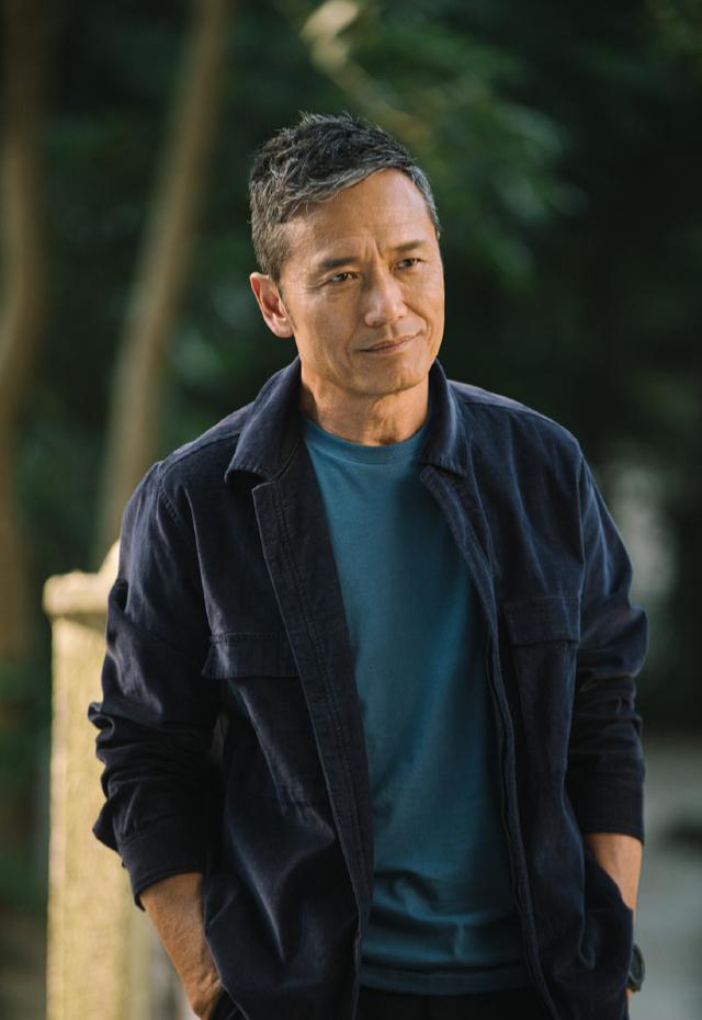 崩溃,62岁苗侨伟《使徒行者3》学hip hop打招呼,自称"午餐肉"