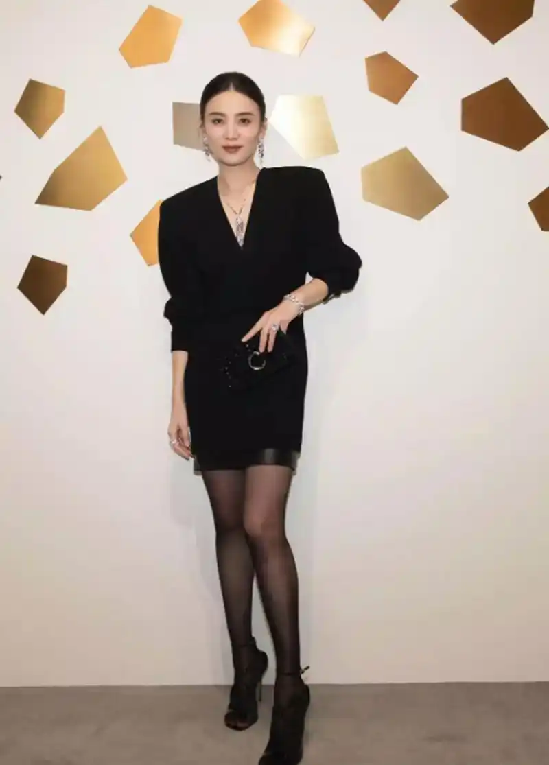 宋佳的身材被低估了,黑色连衣裙配黑丝秀长腿,高贵冷艳