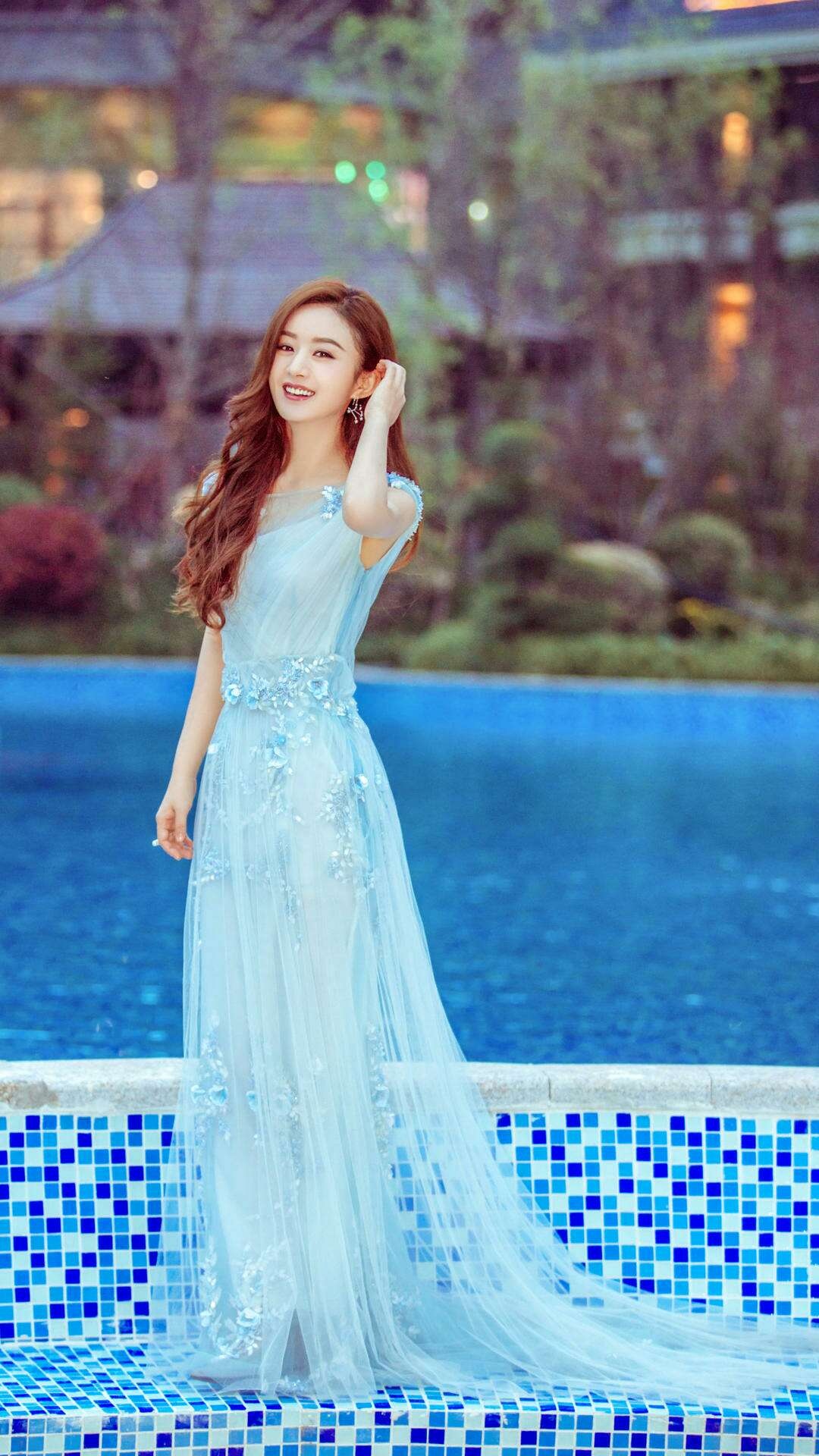 颖宝全身照蓝色长裙