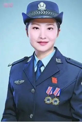 我穿上军装展示军人的风彩英姿飒爽的哈!