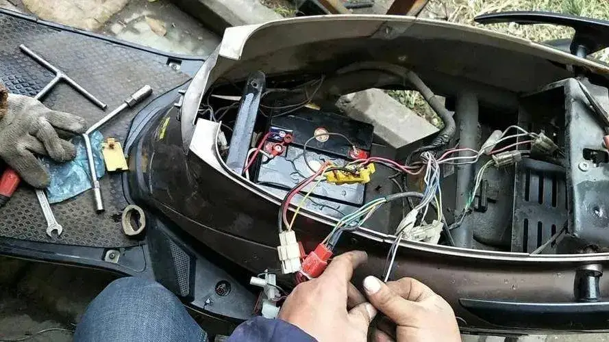 2,线路老化电动车长时间充电会让电池发热,鼓胀甚至爆炸.1,过度