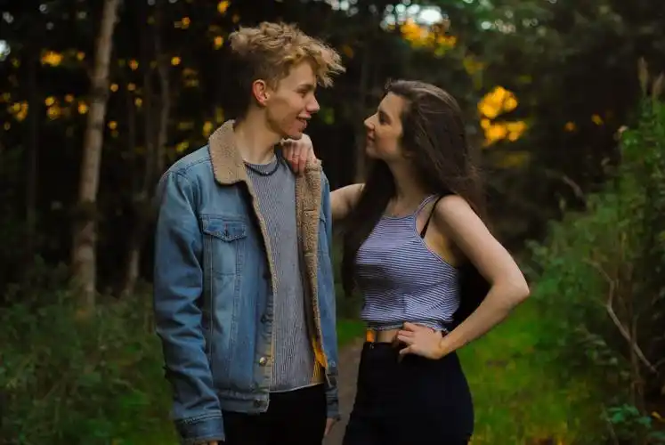 高清深情对望图片