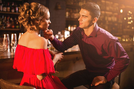 在酒吧约会的男女图片素材