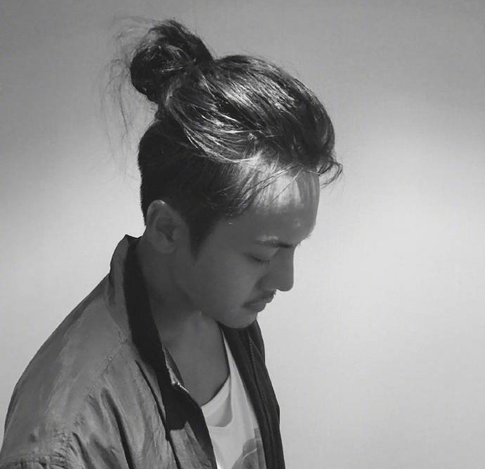男生半扎丸子头,是一款非常有个性的发型.