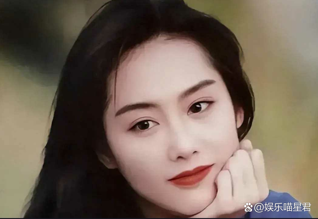 近日有媒体拍到朱茵目前居住在深山的破旧小屋里,开着一辆陈旧的小车